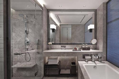 上海上海宝华万豪酒店的带浴缸、水槽和淋浴的浴室