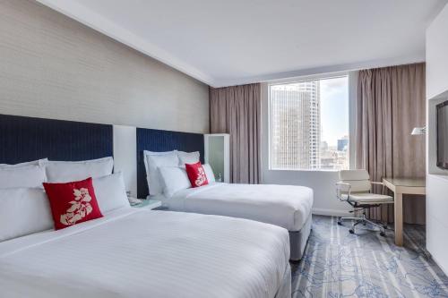 悉尼悉尼港环形码头万豪酒店的酒店客房配有两张床和一张书桌
