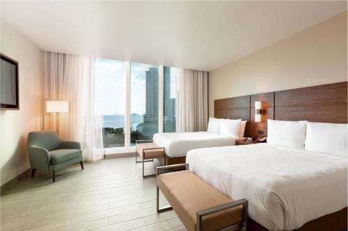 巴拿马城Residence Inn by Marriott Panama City的酒店客房设有两张床和大窗户。