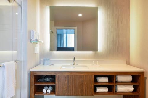 巴拿马城Residence Inn by Marriott Panama City的一间带水槽和镜子的浴室