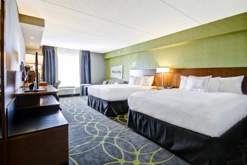 圭尔夫万豪圭尔夫费尔菲尔德套房客栈 的酒店客房设有两张床和电视。