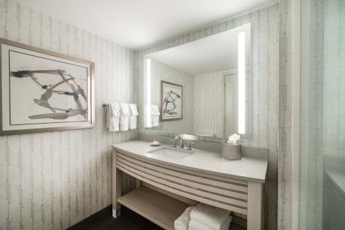 朴茨茅斯朴茨茅斯市中心万豪原住客栈 的一间带水槽和镜子的浴室