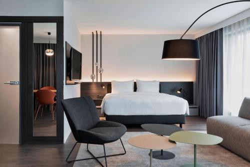 美因河畔法兰克福Residence Inn by Marriott Frankfurt City Center的酒店客房,配有床和沙发