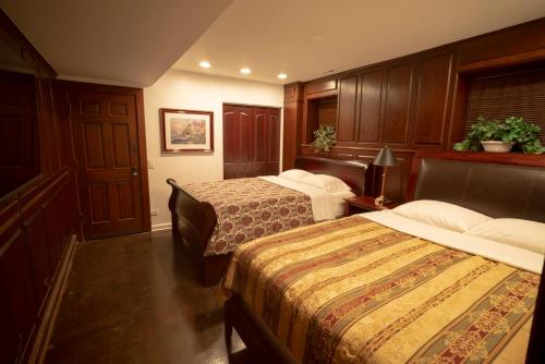 芝加哥Inspiring Grotto Sleeps 10-20 Free TV & Parking的一间酒店客房,房间内设有两张床