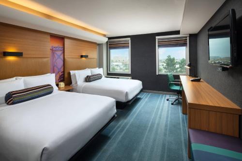 米尔布雷旧金山机场雅乐轩酒店的酒店客房配有两张床和一张书桌
