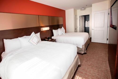 查尔斯湖查尔斯湖万豪原住客栈的红色墙壁的酒店客房内的两张床