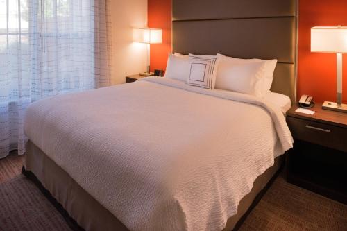门洛帕克门洛帕克帕洛阿尔托万豪原住酒店的一张大白色的床,位于酒店客房内