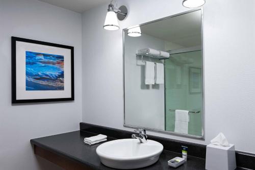 埃德门兹顿Four Points by Sheraton Edmundston Hotel & Conference Center的一间带水槽和镜子的浴室