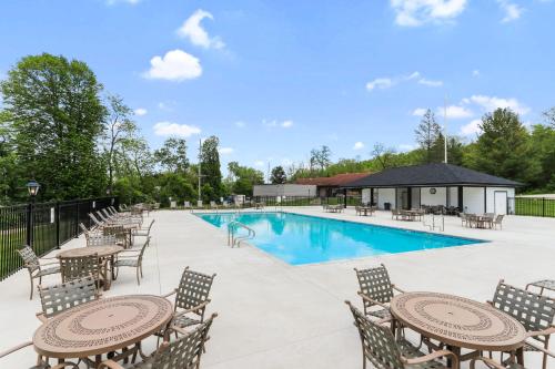 日内瓦湖YOUR New Luxury Lakeview Condo w Pool Access的一个带桌椅的游泳池和一个凉亭