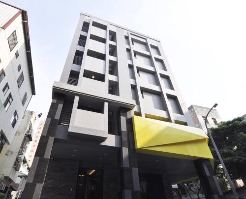 台中市逢甲25行館Fengjia 25 Hotel的黄色和黑色外墙的高楼
