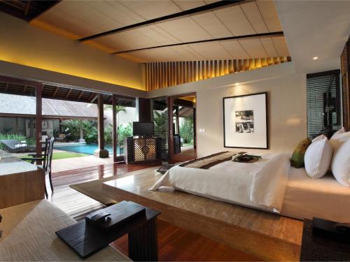 坎古Ametis Villa -Adult Only的一间带大床的卧室和一间客厅