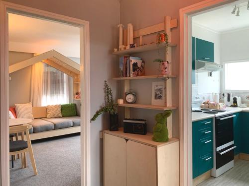 惠灵顿Central Nest- view & style的一间设有厨房和客厅的客房