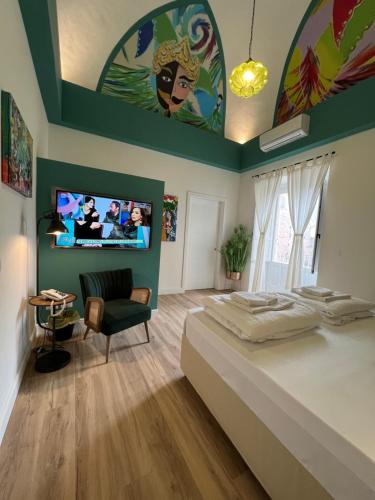 卡塔尼亚Bibike的一间卧室配有一张大床和一台平面电视