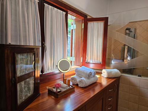 贝加德圣马特奥Villa MOGAREN的浴室设有毛巾和镜子的台面