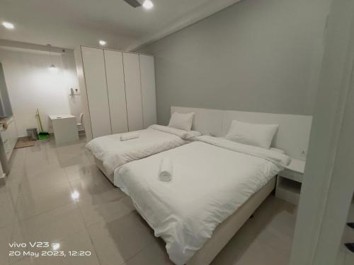 塞贝维Peace home09的白色卧室配有一张带白色床单的大床