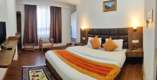 甘托克Hotel Yangbum的一间位于酒店客房内的带大床的卧室