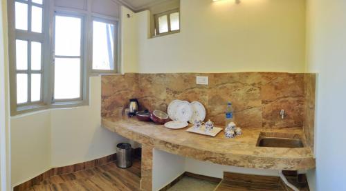 甘托克Hotel Yangbum的厨房配有石制柜台和水槽。