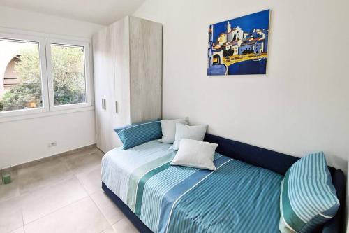 萨罗克Villa Bettina的卧室配有一张床,墙上挂着一幅画