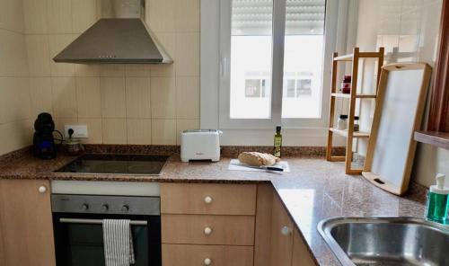 科洛尼亚圣霍尔迪维维茵玛格丽塔II酒店的厨房配有水槽和炉灶