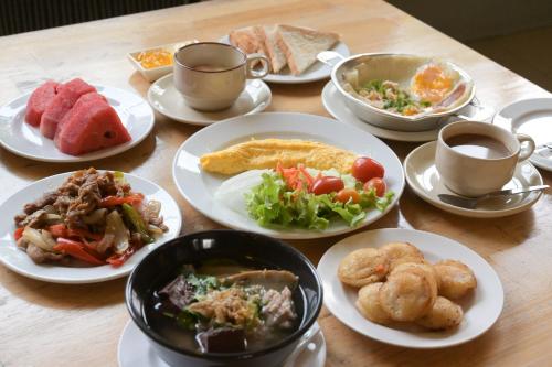 彭世洛拉达纳公园酒店的餐桌,盘子上放着食物和咖啡