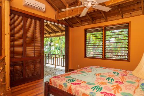 Palmetto BayTropical Breeze in Palmetto Bay的一间拥有橙色墙壁的卧室和一张位于客房内的床
