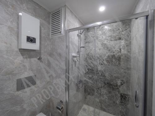 阿拉尼亚Calypso Residence Luxurious Beachside Apartment in Alanya D6的带淋浴的浴室和玻璃门