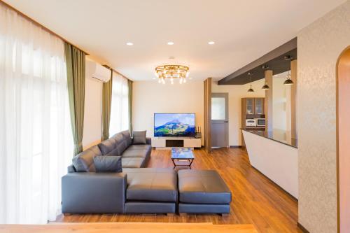 由布市Misora Yufuin - Vacation villa with private hot spring的带沙发和电视的客厅