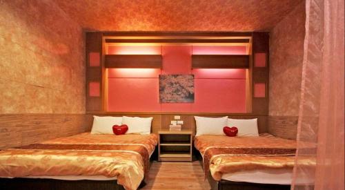 鱼池乡日月潭 -日月住館-休閒旅館- 水社碼頭的红色墙壁客房的两张床