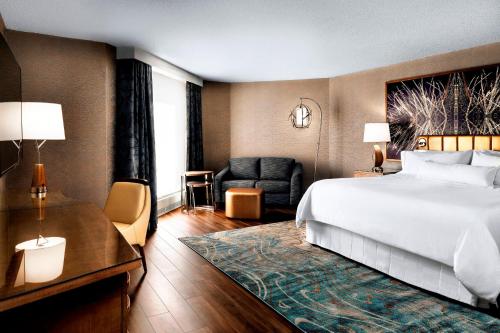 多伦多威斯汀多伦多机场酒店的一间卧室配有一张床、一张桌子和一把椅子