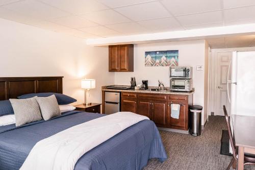 Delta JunctionAlaska Frontier Inn的酒店客房带一张床和一个厨房