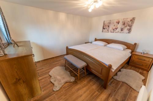 GruškovecHill Cottage Haloze的一间卧室配有一张床,铺有木地板