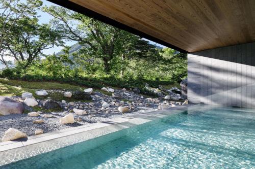 日光The Ritz-Carlton, Nikko的一座房子后院的游泳池