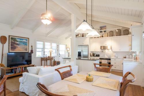 凯卢阿Sunshine Cottage just steps to Kailua beach的客厅配有白色的沙发和桌子