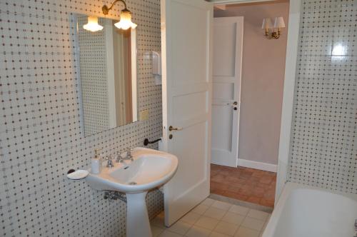 马斯卡卢恰Uzeda, Doppia con bagno privato的一间带水槽和镜子的浴室