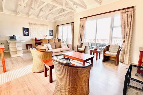 莫塞尔湾Luxury Lodge at Pinnacle Point的客厅配有沙发和桌子