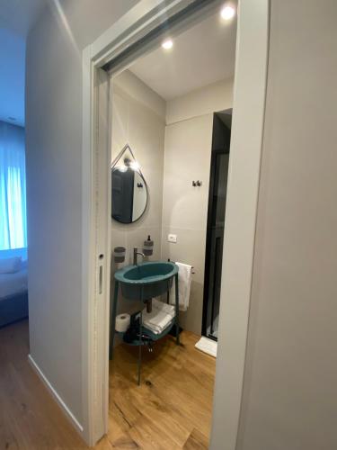巴里Nonno Nicola Rooms的一间带绿色水槽和镜子的浴室