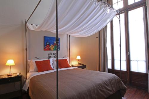 布宜诺斯艾利斯A酒店的一间卧室配有一张带天蓬的大床