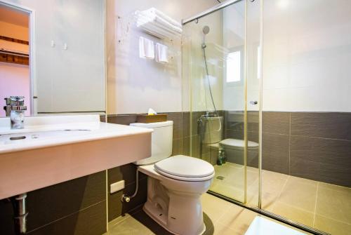 头城闲闲的海的浴室配有卫生间、盥洗盆和淋浴。
