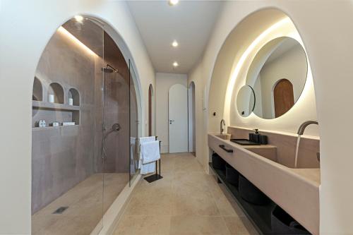 梅加洛克里Ambeli Sunset Villas的浴室设有2个水槽和带2个镜子的淋浴