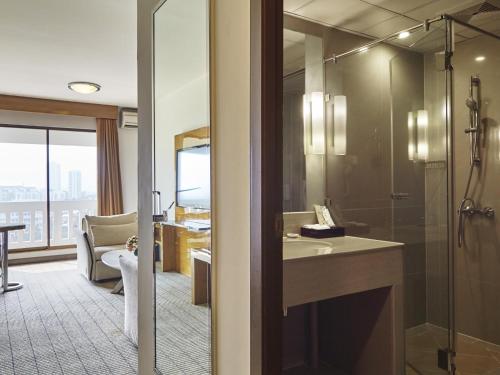 曼谷枫叶酒店的带淋浴、盥洗盆和镜子的浴室