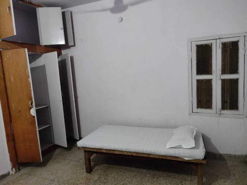 巴特那OYO Swaraj Guest House的小房间设有床和窗户