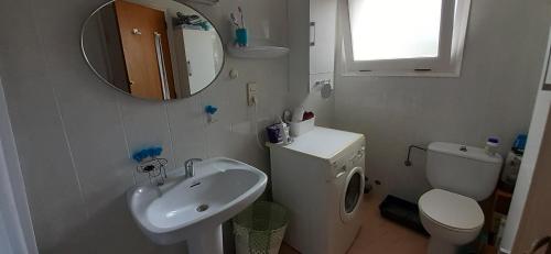 兰卡GRIFEU的一间带水槽、卫生间和镜子的浴室