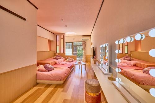 箱根仙石原品之木一之汤旅馆的一间设有四张床和一张桌子的房间