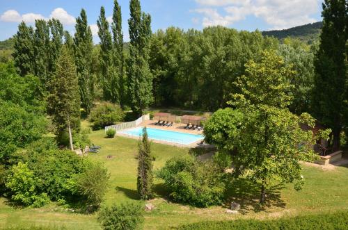 乌韦兹河畔莫朗Logis Hôtels Le Saint Marc的享有花园空中美景,设有游泳池
