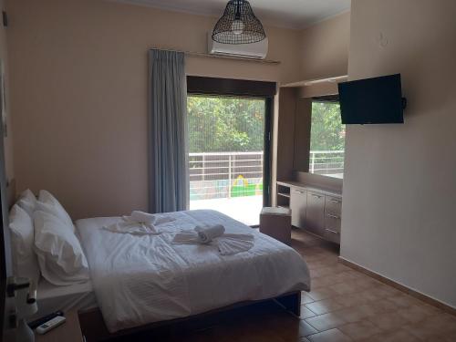 SkinésGiannis Villa的一间卧室设有一张床和一个大窗户