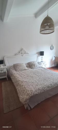 土伦Villa féeric的卧室配有白色的床和灯