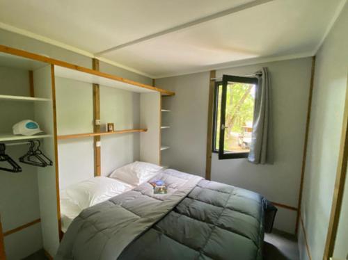 Saint-CybranetCamping Paradis Le Céou的一间小卧室,配有床和窗户