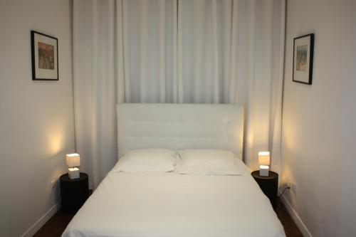 特鲁瓦克洛斯圣尼兹尔度假屋的一间设有两盏灯的房间的一张白色床