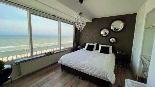 赞德沃特Ocean BreezeApartment: WakeUp 2 Sound of the Waves的一间卧室设有一张床,享有海景
