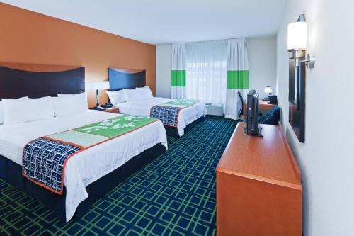 塔尔萨Fairfield Inn & Suites Tulsa South Medical District的酒店客房设有两张床和一台平面电视。